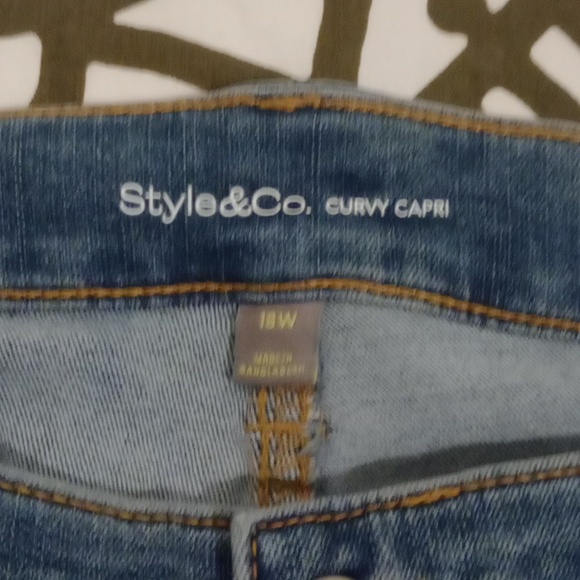 Style & Co. Curvy Mid - Rise Capri Jeans. Size 18W - Picture 6 of 13